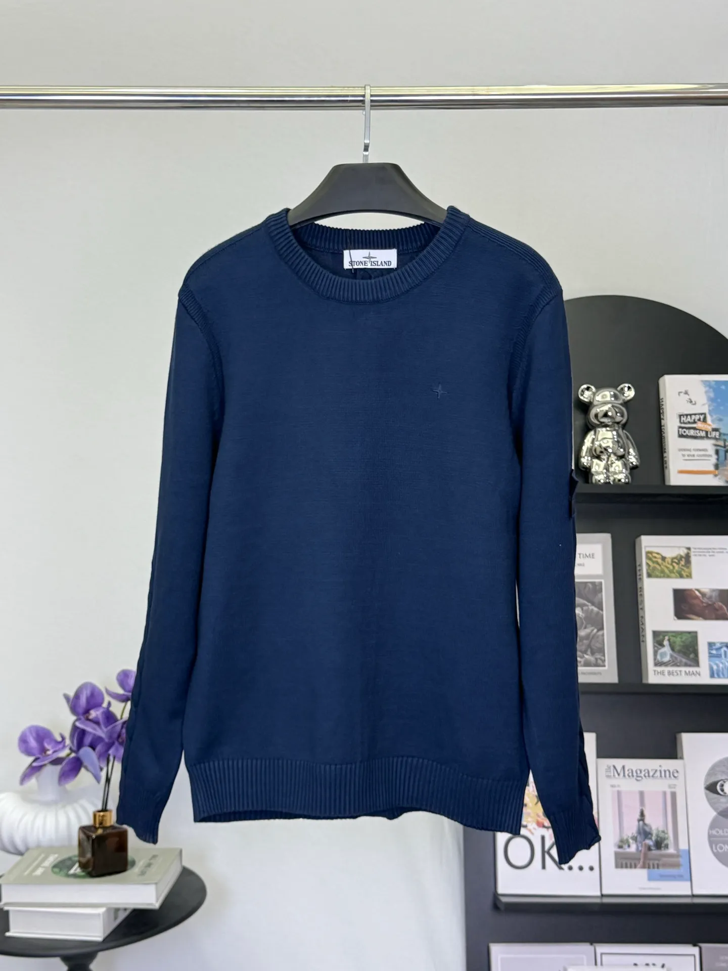 P400 💕Stone Island’s knitted sweater turns the workwear texture into a street-recognizable card. In the “style coordinate system” of trendy brands, Stone Island’s navy blue round-neck knitted sweater is the golden intersection of “function and style”.  It uses solid knitting technology to create a neat silhouette. The low-key cross logo on the chest and the brand's iconic detail design are the fashionable luxury code engraved in the DNA of Stone Island. The navy blue model hides a hard-core texture in simplicity; the classic round neck is suitable for all styles and is a "style converter" in the wardrobe.  As an ingenious work of an Italian fashionable luxury brand, its knitted texture is crisp and tough, and the upper body has a tough aura of workwear style while being comfortable for daily wear. Whether paired with overalls to create a functional trend, or paired with jeans to create a street style, you can easily wear it with a high-end feel that is instantly recognizable to fashion industry veterans.  This autumn and winter, let it become the "dark blue medal" in your wardrobe and unlock the daily functional aesthetics of Stone Island~
